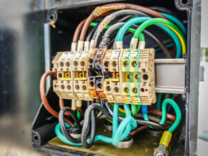 Electrical power cable and terminal burning and mild from electrical short circuit in junction box,case from loosen of terminal in junction box